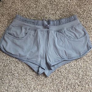 Lululemon 2.5” Low Rise Shorts Size 6